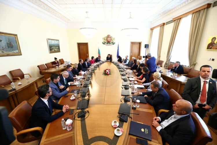 Вдигат заплатите в областните администрации и НОИ