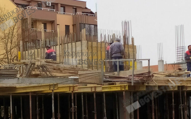 Погнаха строителните предприемачи в Кърджали, карат работниците да се трудят на открито в големите жеги