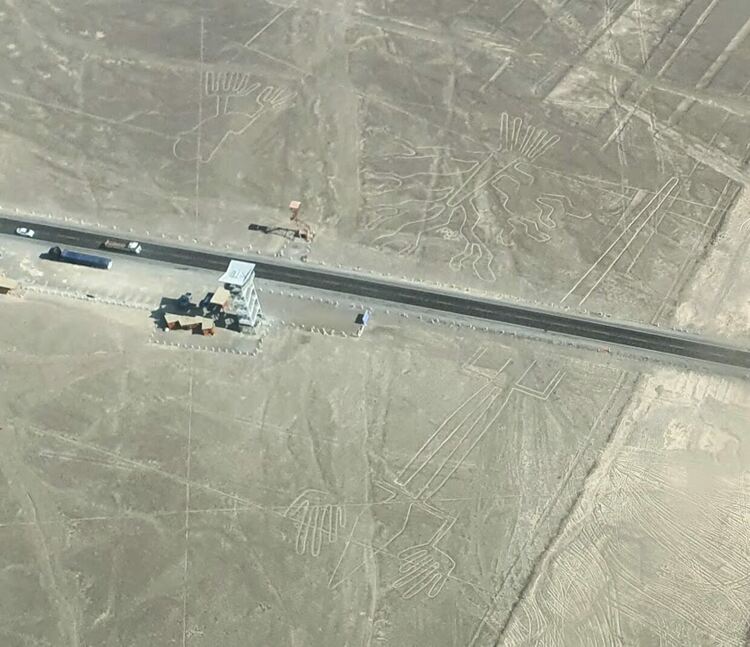 Няколко от геоглифите, разделени от пътя за Наска