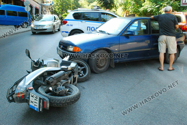 Опел блъсна моторист на Кърджалийска