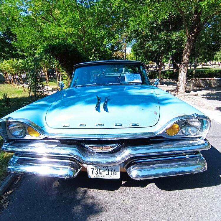 Шерифски "Додж" обра овациите на ретро парада в Момчилград,конкурира се с 30 автомобила