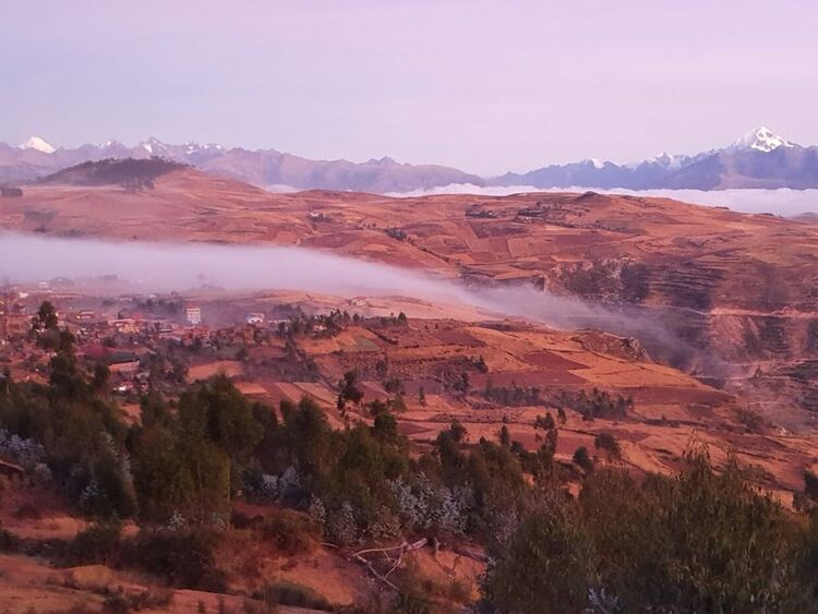 В долината между двата заснежени върха се намира Мачу Пикчу