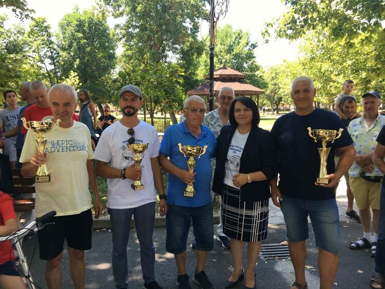 Шерифски "Додж" обра овациите на ретро парада в Момчилград,конкурира се с 30 автомобила