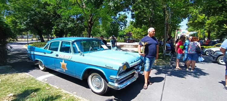 Шерифски "Додж" обра овациите на ретро парада в Момчилград,конкурира се с 30 автомобила