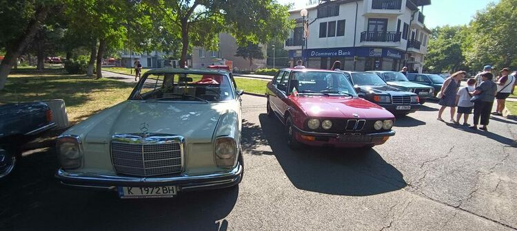 Шерифски "Додж" обра овациите на ретро парада в Момчилград,конкурира се с 30 автомобила