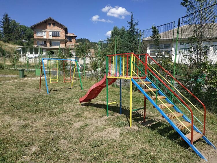 Нови детски съоражения получиха децата на Момчиловци