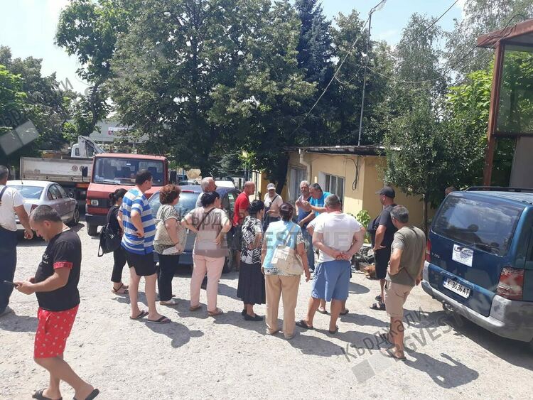 Жители на Солище протестират  в момента пред ВиК Кърджали,не искат режим на водата/снимки/