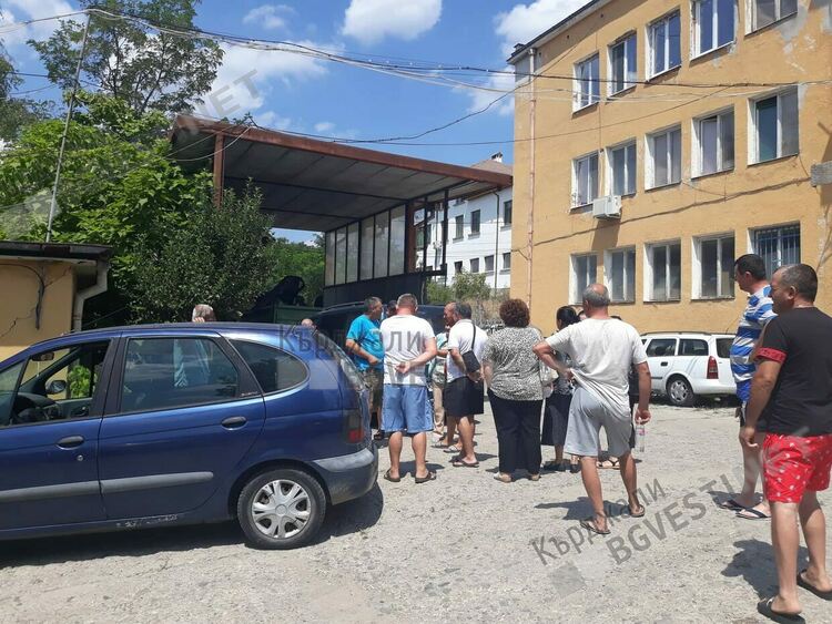 Жители на Солище протестират  в момента пред ВиК Кърджали,не искат режим на водата/снимки/