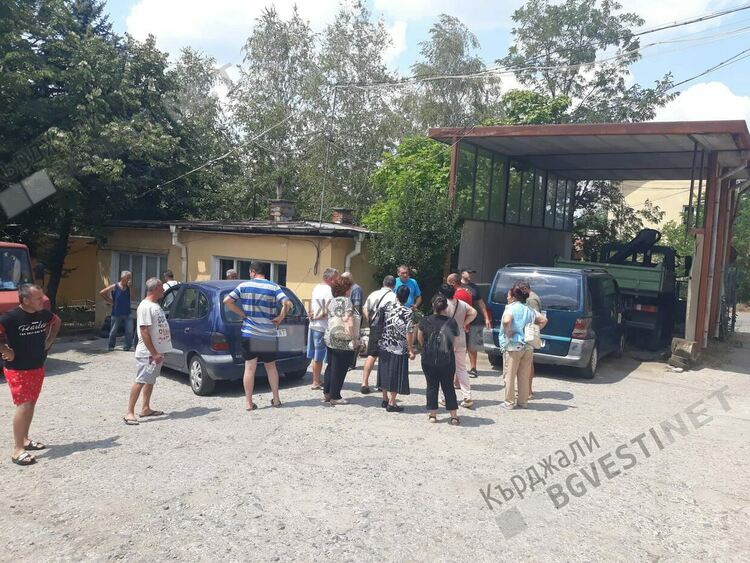 Жители на Солище протестират  в момента пред ВиК Кърджали,не искат режим на водата/снимки/