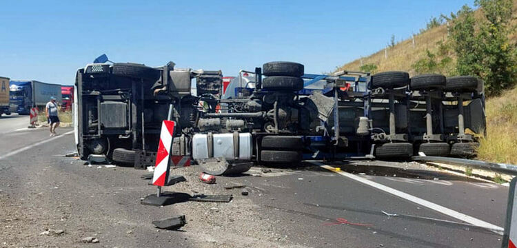 Двама пострадаха при катастрофа между цистерна и кола