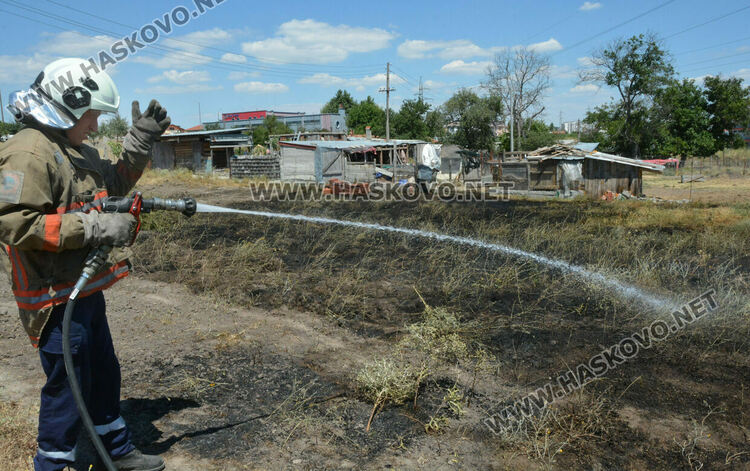 Искра от елекрически стълб подпали терен в опасна близост до краварник