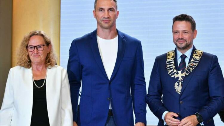 Владимир Кличко получи отличието "Почетен гражданин на Варшава" от името на брат си, кмета на Киев Виталий Кличко. Вляво на снимката е председателката на Градския съвет на Варшава Ева Малиновска-Групинска, а вдясно е кметът на полската столица Рафал Тшасковски. Снимка: ПАП