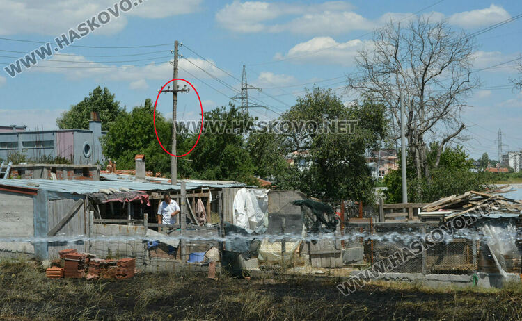 Искра от елекрически стълб подпали терен в опасна близост до краварник