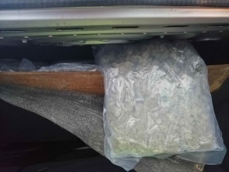 Откриха над 11 кг марихуана в тайник на кола