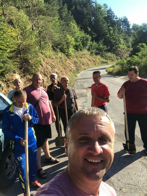 Рудоземски кметове хнанаха лопати, за да кърпят дупки по пътя до Пловдивци. В петък 10 села излизат на протест