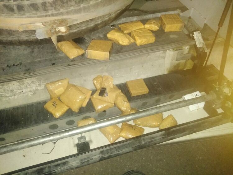 Спряха контрабанда на злато и сребро за 140 бона