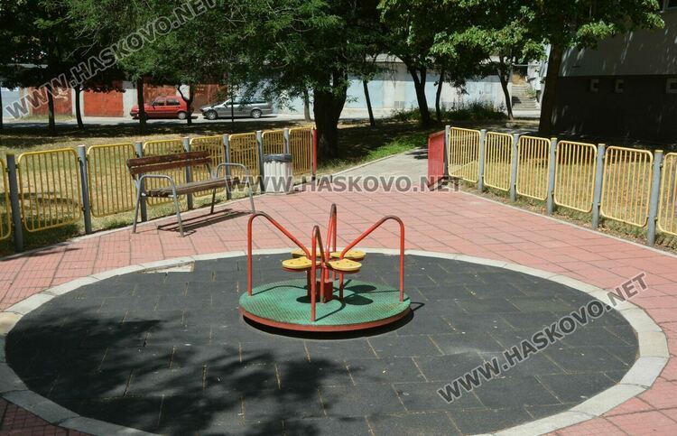 Ремонтират детска площадка в кв. „Орфей“ по сигнал на граждани