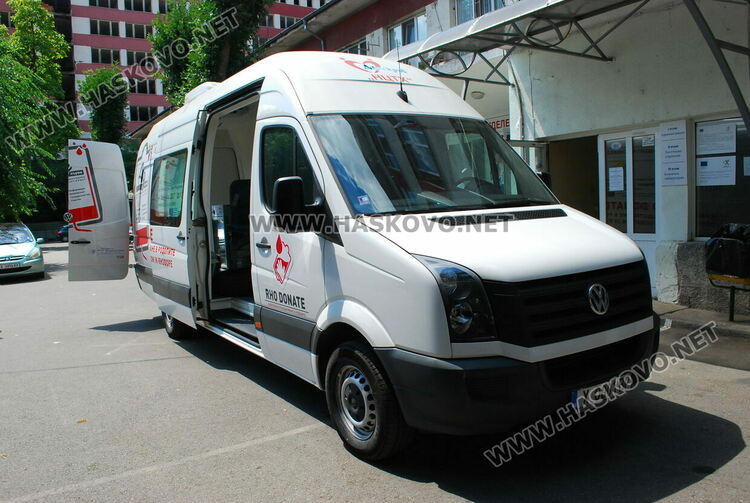 Областна администрация предостави линейка на МБАЛ-Хасково, стояла 10 г. неизползвана