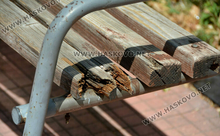 Ремонтират детска площадка в кв. „Орфей“ по сигнал на граждани