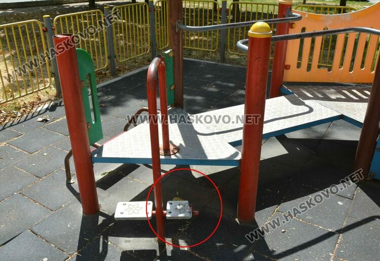 Ремонтират детска площадка в кв. „Орфей“ по сигнал на граждани