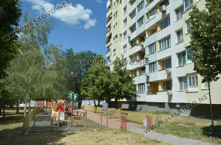 Ремонтират детска площадка в кв. „Орфей“ по сигнал на граждани