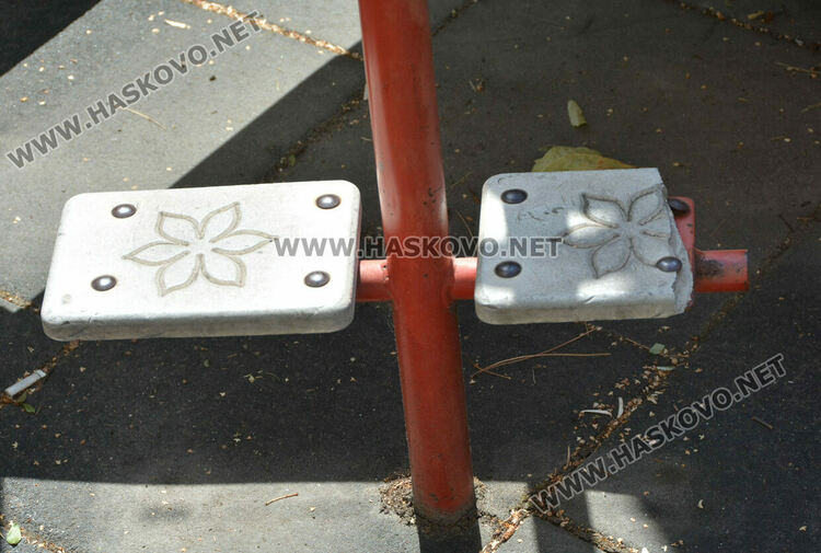 Ремонтират детска площадка в кв. „Орфей“ по сигнал на граждани