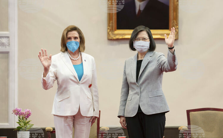 Пелоси приветства свободното общество в Тайван, Китай провежда военни учения