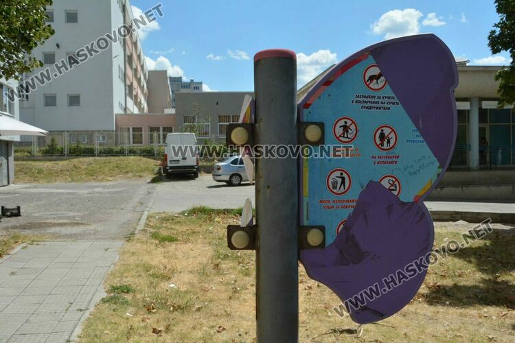 Ремонтират детска площадка в кв. „Орфей“ по сигнал на граждани