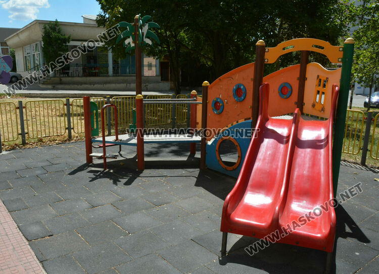 Ремонтират детска площадка в кв. „Орфей“ по сигнал на граждани