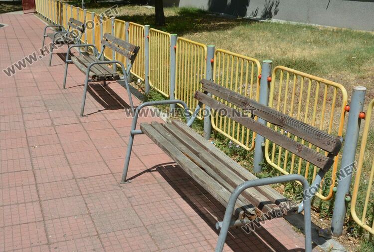 Ремонтират детска площадка в кв. „Орфей“ по сигнал на граждани