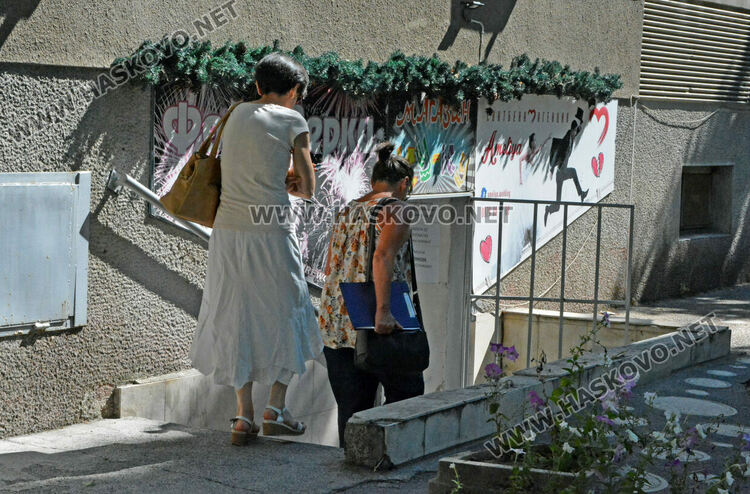 Проверяват обектите за продажба на райски газ на непълнолетни и в Хасково