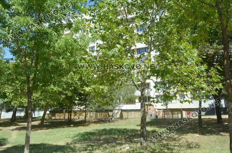 Ремонтират детска площадка в кв. „Орфей“ по сигнал на граждани