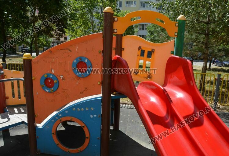 Ремонтират детска площадка в кв. „Орфей“ по сигнал на граждани