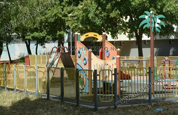 Ремонтират детска площадка в кв. „Орфей“ по сигнал на граждани