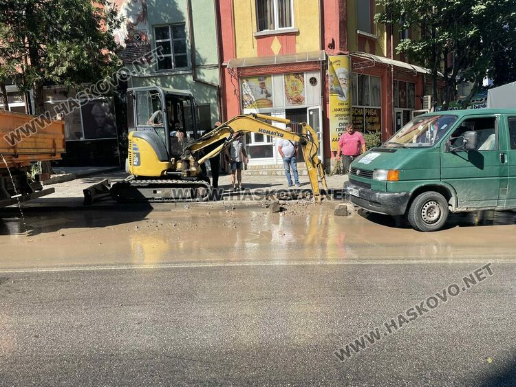 ВиК авария затруднява движението по бул. “Освобождение”