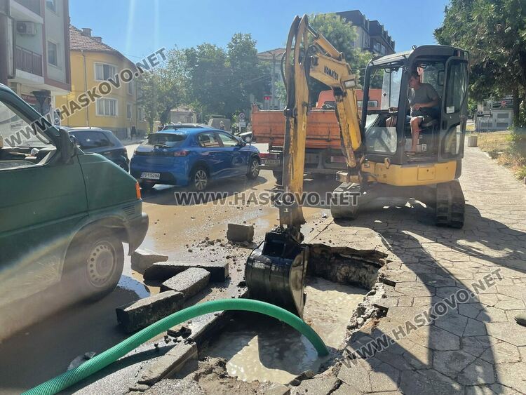 ВиК авария затруднява движението по бул. “Освобождение”