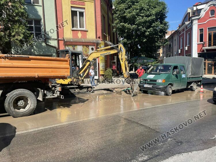 ВиК авария затруднява движението по бул. “Освобождение”