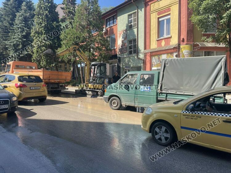 ВиК авария затруднява движението по бул. “Освобождение”