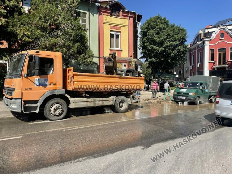 ВиК авария затруднява движението по бул. “Освобождение”