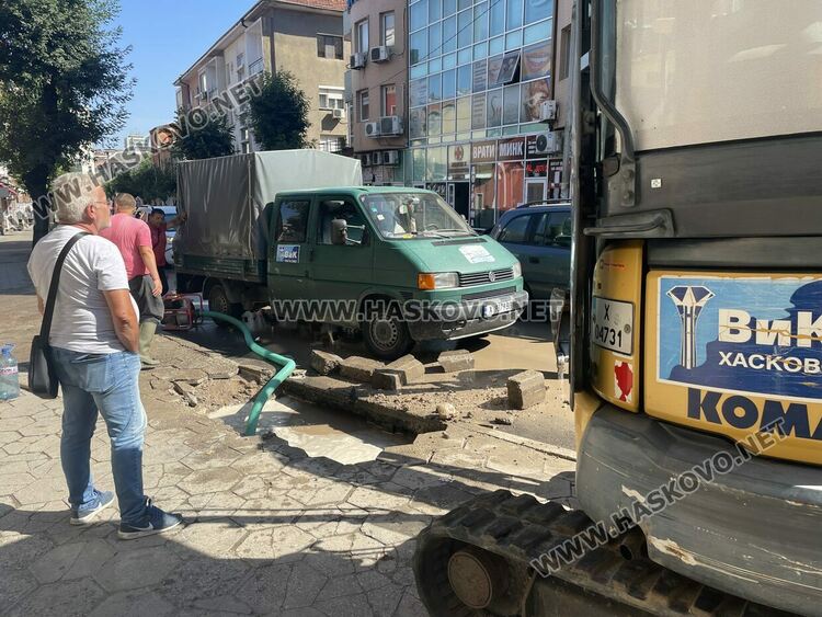 ВиК авария затруднява движението по бул. “Освобождение”