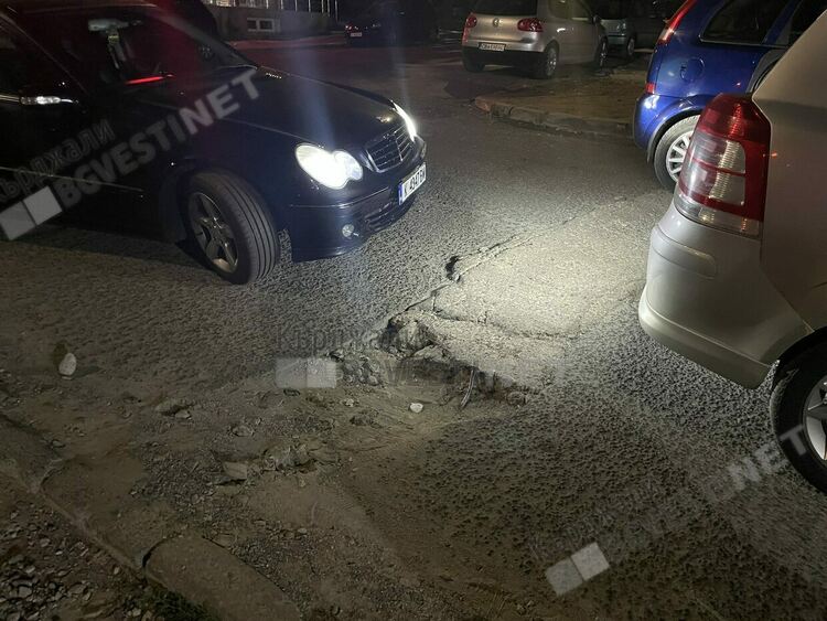 За опасна дупка във "Възрожденци" алармират шофьори, ежедневно се пукат гуми в нея