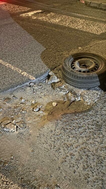 За опасна дупка във "Възрожденци" алармират шофьори, ежедневно се пукат гуми в нея