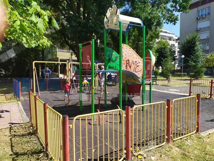 Опасна детска пързалка в центъра на Кърджали, родители искат намеса на Общината