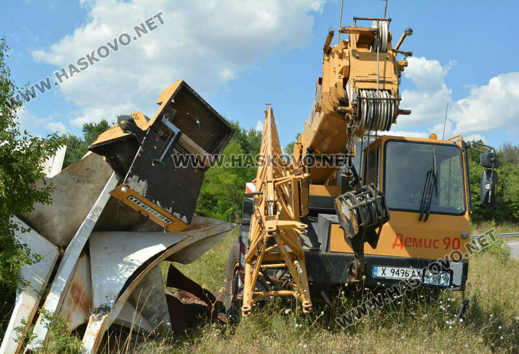 Петима пострадаха при катастрофа между Ауди и автокран край Хасково