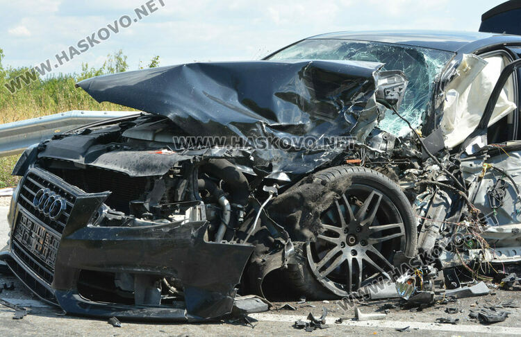 Петима пострадаха при катастрофа между Ауди и автокран край Хасково