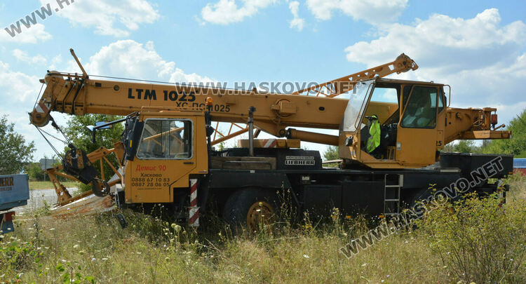Петима пострадаха при катастрофа между Ауди и автокран край Хасково