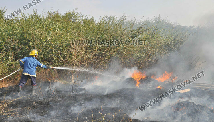 5 екипа огнеборци гасиха пожар в стърнище