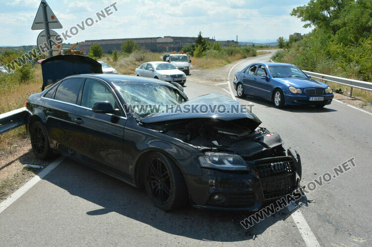 Петима пострадаха при катастрофа между Ауди и автокран край Хасково