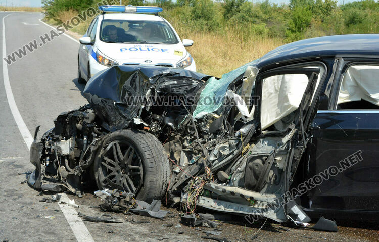 Петима пострадаха при катастрофа между Ауди и автокран край Хасково