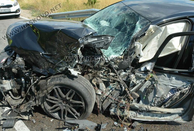 Петима пострадаха при катастрофа между Ауди и автокран край Хасково